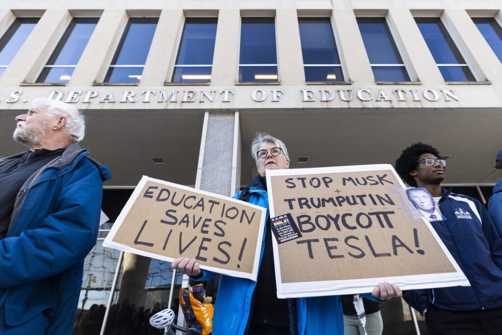 Worker of the Department of Education signed: "We have the feeling that we were disposable."