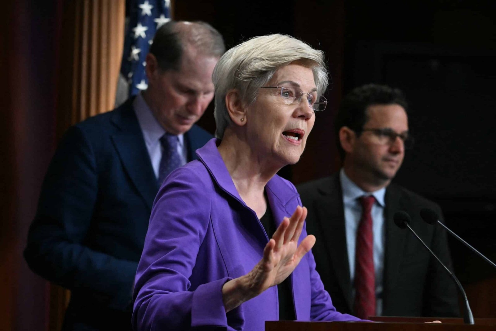 The senator launches a campaign to investigate the closure of the Department of Education: "I will fight with everything I have"